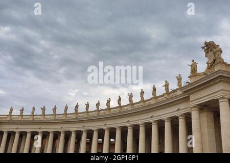 Statue di santi sul porticato di Piazza San Pietro nella Città del Vaticano Foto Stock