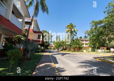 Una strada tipica nella città di Cuba moderna. Foto Stock