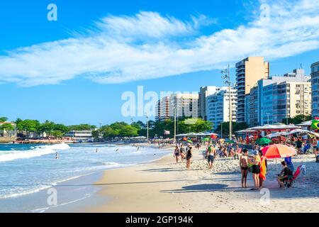 Persone nella sabbia bianca della spiaggia di Copacabana a Rio de Janeiro, Brasile. Questo luogo è una famosa attrazione turistica della città. Foto Stock