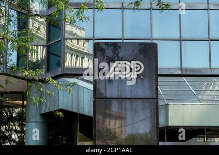 Montreal, QC, Canada - 4 settembre 2021: Firma ADP presso il loro ufficio a Montreal, QC, Canada Foto Stock