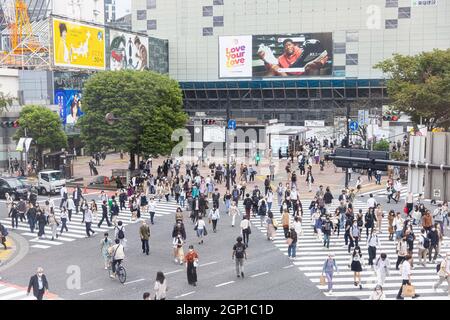 Tokyo, Giappone. 27 settembre 2021. Pedoni che camminano a Shibuya Crossing.Japanese primo Ministro Yoshhihide Suga ha dichiarato che lo stato di emergenza nel 19 le prefetture termineranno il 30 settembre 2021. Credit: SOPA Images Limited/Alamy Live News Foto Stock