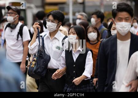 Tokyo, Giappone. 27 settembre 2021. I pedoni che indossano le maschere facciali come misura preventiva contro la diffusione di covid-19 a piedi a Shibuya Crossing.Japanese primo ministro Yoshihide Suga ha dichiarato che lo stato di emergenza nel 19 prefetture terminerà il 30 settembre 2021. Credit: SOPA Images Limited/Alamy Live News Foto Stock