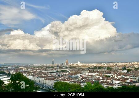 Maestoso paesaggio urbano di Lione Francia Foto Stock