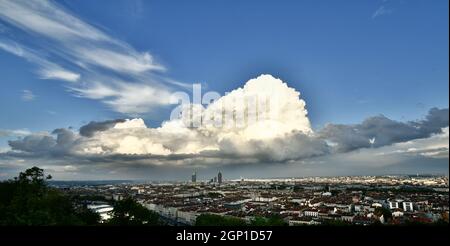 Maestoso paesaggio urbano di Lione Francia Foto Stock