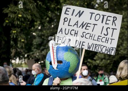 STOCCARDA, GERMANIA - 24 settembre 2021: Venerdì per la dimostrazione futura e lo sciopero climatico contro il riscaldamento globale, per il rispetto del clima a di Parigi Foto Stock