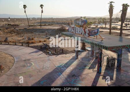 NEWBERRY SPRINGS, STATI UNITI - Sep 20, 2021: Il cancello d'ingresso all'abbandonato Lake Dolores Waterpark, più tardi chiamato Rock-A-Hoola, decays nel de Foto Stock