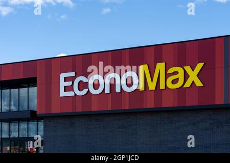 Kirkland, Quebec, Canada - 3 settembre 2021: Primo piano del cartello EconoMax in Kirkland, Quebec, Canada. Foto Stock