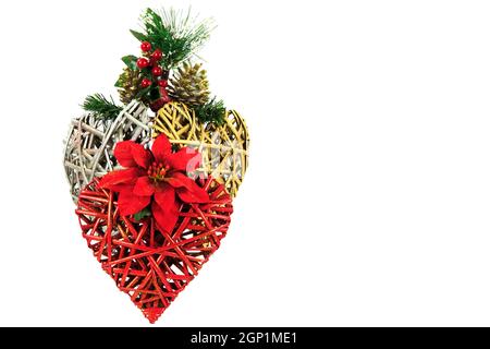 Rosso, oro, cuori di vimini d'argento, singoli coni di abete fiore poinsettia e bacche rosse isolate su bianco Foto Stock