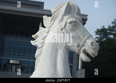 CHUNCHEON, COREA DEL SUD - 03 ottobre 2020: Scultura in marmo della testa di un cavallo. Una fotografia della testa di un cavallo. Frammento di composizione della scultura Foto Stock