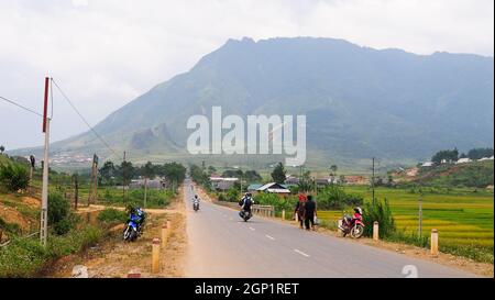 SA Pa, Vietnam - 3 ottobre 2013. Strada di montagna a Sapa, Vietnam. Sapa è una città incredibilmente pittoresca che si trova nella catena montuosa Hoang Lien Son. Foto Stock