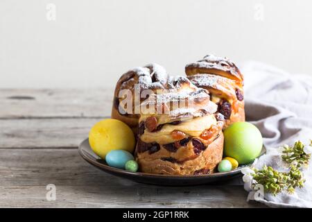 Panetone kulich craffin su sfondo di legno. Pane pasquale kozunak. Concetto di spazio di copia. Foto Stock