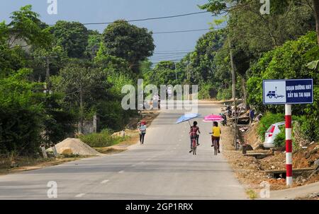 SA Pa, Vietnam - 3 ottobre 2013. Strada di montagna a Sapa, Vietnam. Sapa è una città incredibilmente pittoresca che si trova nella catena montuosa Hoang Lien Son. Foto Stock