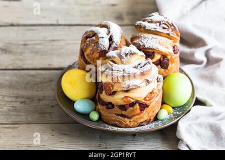 Panetone kulich craffin su sfondo di legno. Pane pasquale kozunak. Concetto di spazio di copia. Foto Stock