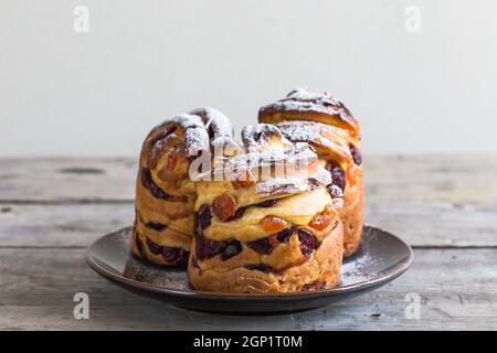 Panetone kulich craffin su sfondo di legno. Pane pasquale kozunak. Concetto di spazio di copia. Foto Stock