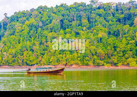 Barca a coda lunga all'isola tropicale del Paradiso Koh Phayam Ao Khao Kwai Beach vista panoramica del paesaggio a Ranong Thailandia. Foto Stock