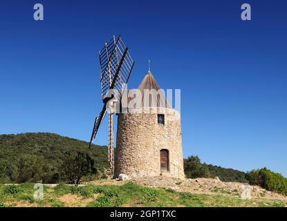 Antico mulino Moulin Saint Roch nelle colline di Grimaud in Provenza Francia in Un bellissimo giorno d'autunno con Un cielo blu chiaro Foto Stock