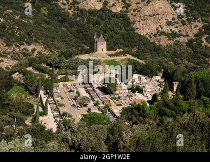 Antico mulino Moulin Saint Roch vicino A Un cimitero nelle colline di Grimaud in Provenza Francia in Un bellissimo giorno d'autunno Foto Stock