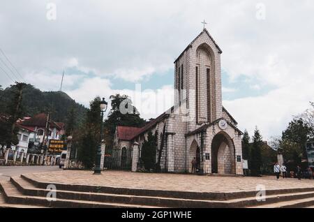 SA Pa, Vietnam - 3 ottobre 2013. Chiesa di Sapa, antico simbolo della città di Misty. L'antica chiesa si trova nel cuore della città di Sapa, costruita dal Fre Foto Stock