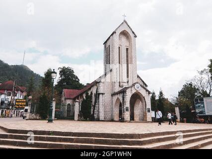 SA Pa, Vietnam - 3 ottobre 2013. Chiesa di Sapa, antico simbolo della città di Misty. L'antica chiesa si trova nel cuore della città di Sapa, costruita dal Fre Foto Stock