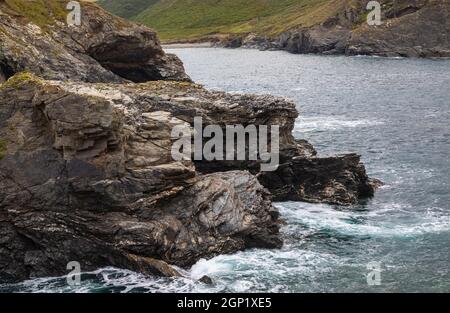 promontorio roccioso a Porth Mear North Cornwall Foto Stock