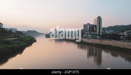 Lao Cai, Vietnam - Sep 21, 2013. Scenario del fiume Rosso visto dalla città di Lao Cai. Il fiume è il confine tra Vietnam e Cina. Foto Stock