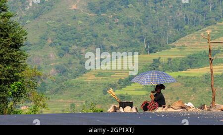 SA Pa, Vietnam - 3 ottobre 2013. Strada di montagna a Sapa, Vietnam. Sapa è una città incredibilmente pittoresca che si trova nella catena montuosa Hoang Lien Son. Foto Stock