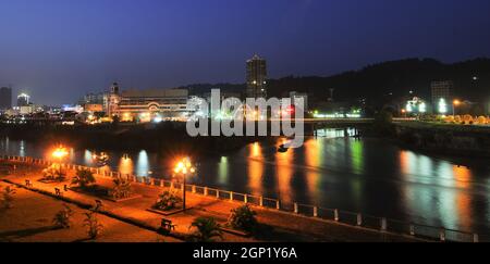 Lao Cai, Vietnam - Sep 21, 2013. Vista notturna del Fiume Rosso nella citta' di Lao Cai. Il fiume è il confine tra Vietnam e Cina. Foto Stock