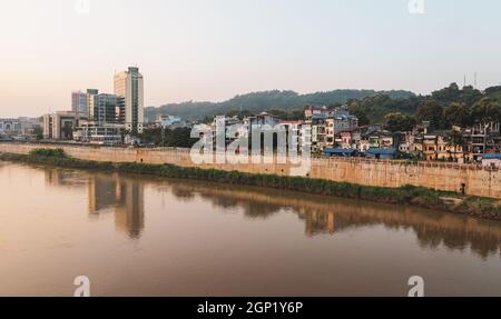 Lao Cai, Vietnam - Sep 21, 2013. Scenario del fiume Rosso visto dalla città di Lao Cai. Il fiume è il confine tra Vietnam e Cina. Foto Stock