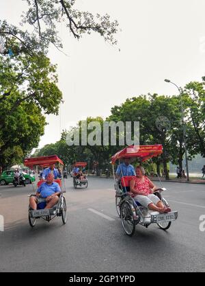 Hanoi, Vietnam - 3 ottobre 2013. I turisti possono fare un tour intorno al lago Hoan Kiem in bicicletta. Hanoi è una delle capitali più antiche del mondo. Foto Stock