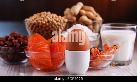 Composizione con allergeni alimentari comuni tra cui uova, latte, soia, arachidi, nocciole, pesce, frutti di mare e farina di frumento Foto Stock