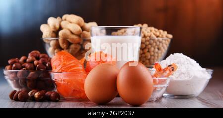 Composizione con allergeni alimentari comuni tra cui uova, latte, soia, arachidi, nocciole, pesce, frutti di mare e farina di frumento Foto Stock