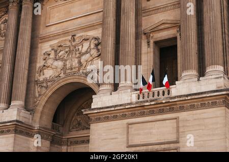 Dettaglio di un edificio parigino con bandiere francesi Foto Stock