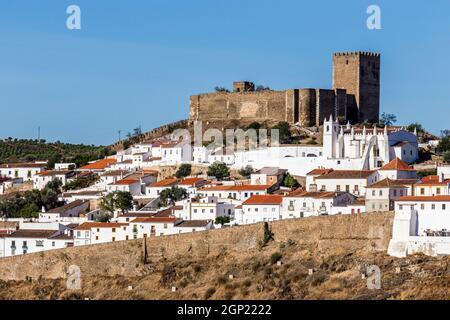 Altstadt von Mertola mit Burg, Alentejo, Portogallo, centro storico di Mértola con castello, Alentejo, Portogallo Foto Stock