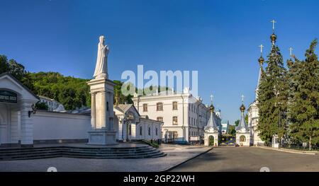 Svyatogorsk, Ucraina 07.16.2020. L'ingresso principale al territorio della Svyatogorsk Lavra in Ucraina, in una soleggiata mattina estiva Foto Stock