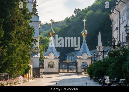 Svyatogorsk, Ucraina 07.16.2020. L'ingresso principale al territorio della Svyatogorsk Lavra in Ucraina, in una soleggiata mattina estiva Foto Stock