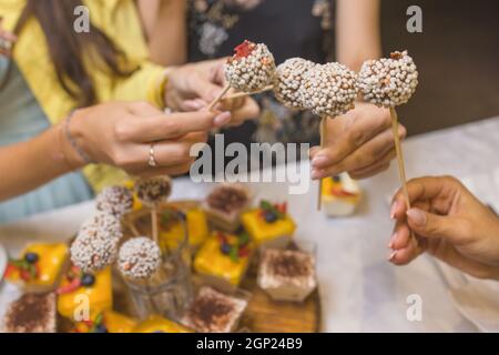 Alimentare utile: palline di formaggio con cracker, erbe e semi di zucca close-up su una piastra orizzontale. Foto Stock