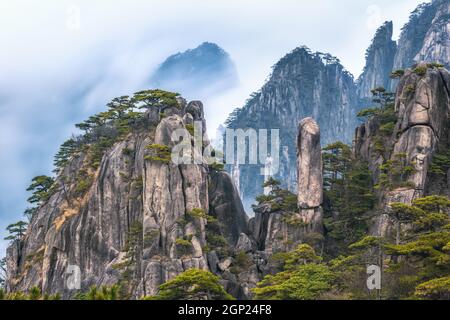 Vista dalla terrazza rinfrescante nella montagna Huangshan (montagna gialla), conosciuta come la montagna più bella della Cina, patrimonio naturale e culturale mondiale si Foto Stock
