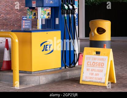 Un cartello chiuso sul piazzale di un distributore di benzina a Leeds. Data foto: Martedì 28 settembre 2021. Foto Stock