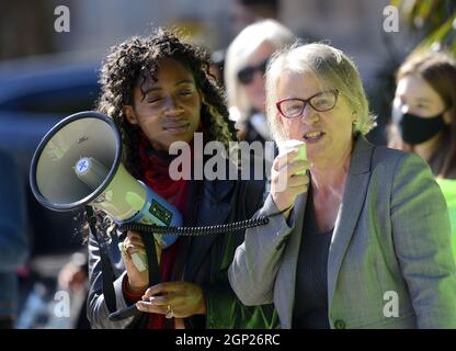 Baronessa Natalie Bennett, ex leader del Partito Verde d'Inghilterra e Galles, in Piazza del Parlamento, settembre 2021 ad un venerdì per il futuro ambientale Foto Stock