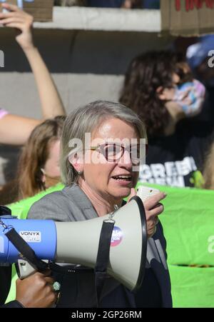 Baronessa Natalie Bennett, ex leader del Partito Verde d'Inghilterra e Galles, in Piazza del Parlamento, settembre 2021 ad un venerdì per il futuro ambientale Foto Stock