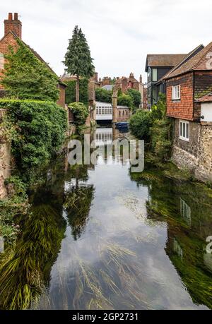 Vecchie case sul fiume Great Stour a Canterbury, Kent, Inghilterra Foto Stock