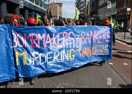 I manifestanti del commercio di armi che hanno marciando lungo Aldgate High Street, per dimostrare contro le istituzioni municipali che sostengono di investire in imprese di armi. La protesta è stata organizzata in concomitanza con la giornata di apertura della mostra "Defence and Security Equipment International" (DSEI). Si tratta di una mostra biennale sulla difesa e la sicurezza, che si svolge presso il centro conferenze Excel, Docklands, Londra. Aldgate High Street, City of London, Londra, Regno Unito. 8 Sep 2009 Foto Stock