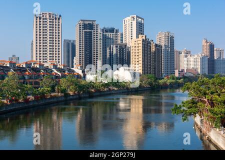 Kaohsiung, Taiwan sorge alto paesaggio urbano sul fiume Love. Foto Stock