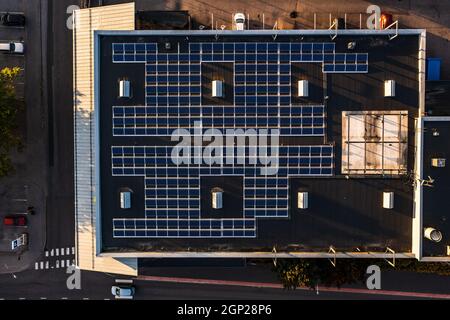 celle fotovoltaiche su un tetto di magazzino 01 Foto Stock
