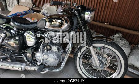 Royal Enfield moto parcheggiato sul marciapiede Bangkok Thailandia Foto Stock