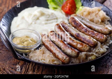 salsicce di norimberga in una padella Foto Stock