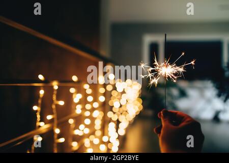 Scintillanti su luci di natale sfocate. Atmosfera festosa. Foto di alta qualità Foto Stock