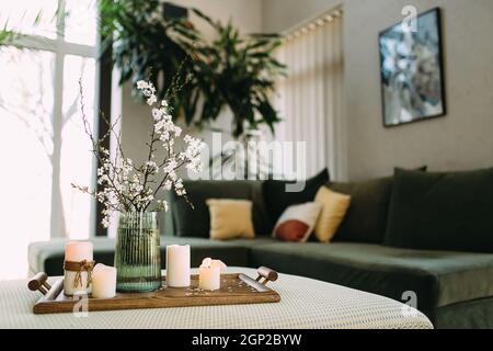 Comfort a casa tua. Tempo di relax con candele. Foto di alta qualità Foto Stock