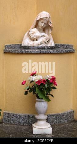 La statua della Madonna con il bambino di fronte alla chiesa del Santissimo Sacramento di Portoferraio, Isola d'Elba, Italia Foto Stock