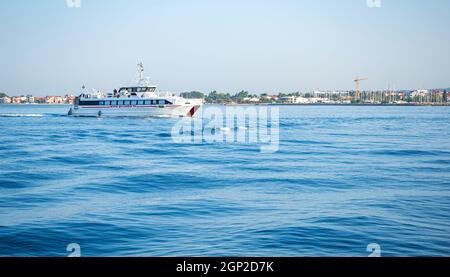 La nave entra nel porto di Zara, Croazia. Foto Stock